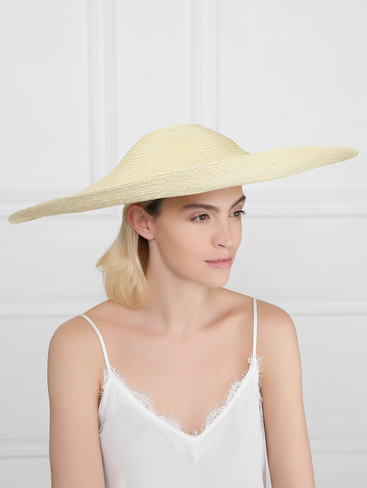 Шляпа соломенная с широкими полями Weekend Max Mara  –  МодельОбщийВид  – Цвет:  Белый