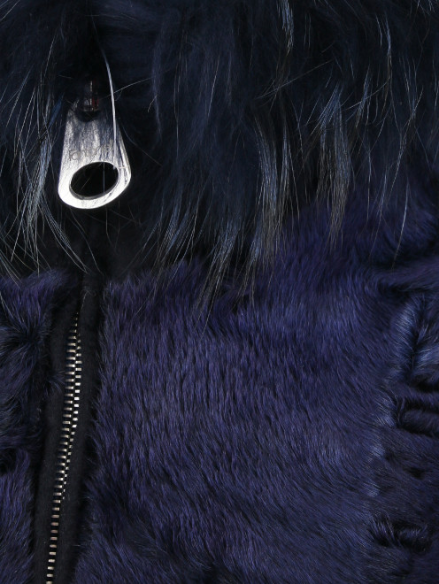 Пальто из шерсти и кашемира с отделкой из меха козла и капюшоном с оторочкой из меха енота  - Деталь