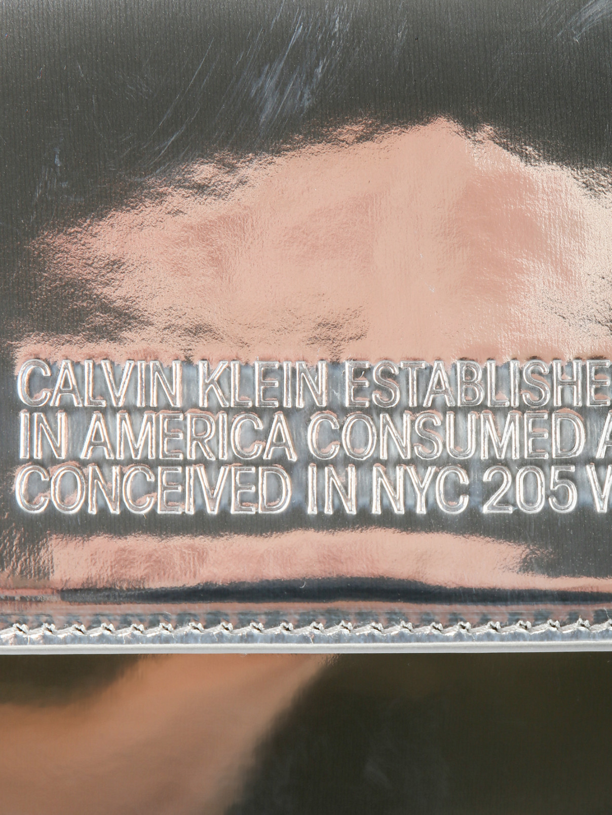 Сумка из кожи на плечевом ремне Calvin Klein 205W39NYC  –  Деталь  – Цвет:  Серый