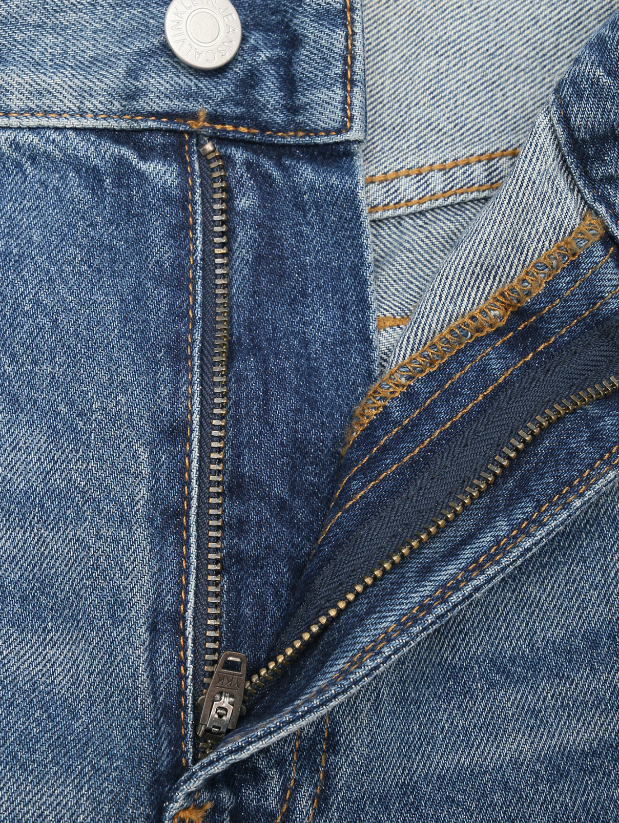 Джинсы прямого кроя с потертостями Calvin Klein  –  Деталь1  – Цвет:  Синий